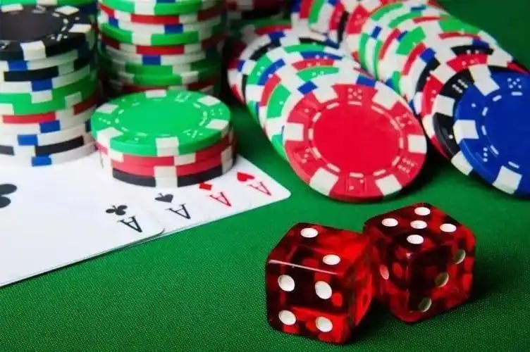 Antarmuka aplikasi mobile sgo menampilkan menu meja dealer langsung dengan opsi blackjack dan roulette